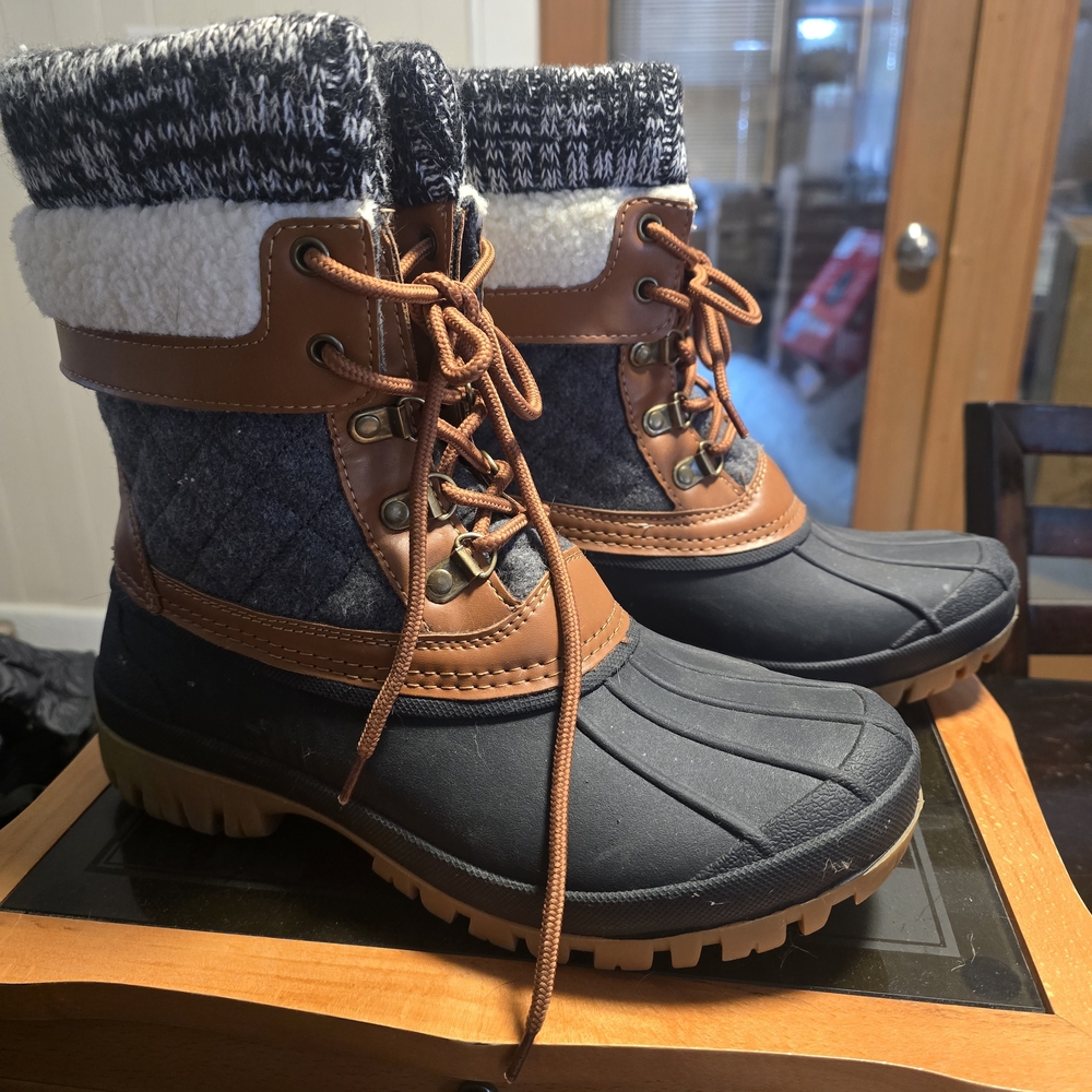 Insulated Navy and Brown Lace-Up Winter Boots with Faux-Shearling Cuff